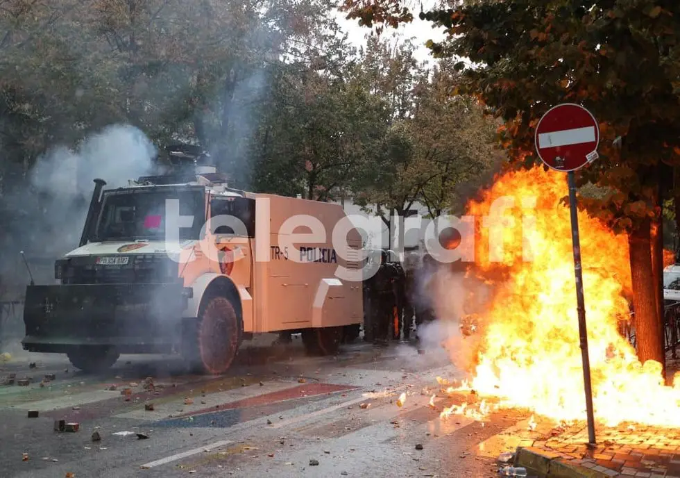 Përplasje dhe incidente, protesta në Tiranë përmes fotografive