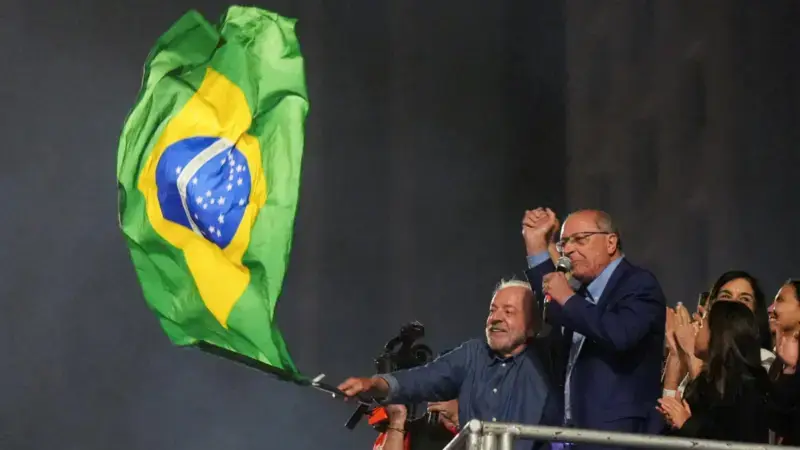 Lula fiton mandatin e katërt si president i Brazilit, mposht rivalin e djathtë Bolsonaro