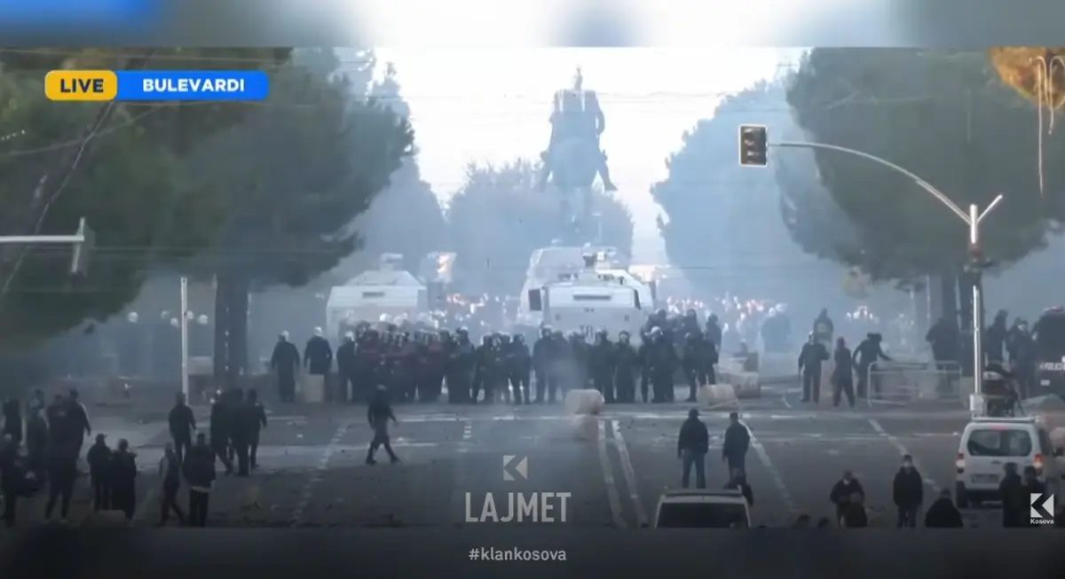 Protesta në Tiranë: Nisi me valle, eskaloi në molotov e gurë (VIDEO)