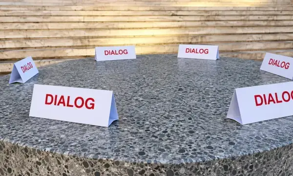 Rama vijon ftesën për dialog, e nis mëngjesin duke shpërndarë pamjet nga ulëset përpara Kryeministrisë