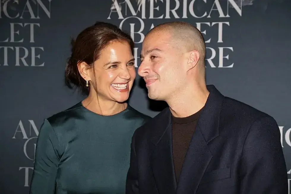 Katie Holmes u shfaq në darkën gala me të dashurin e saj nëntë vjet më të ri, Jason Yarmosky: Ata po buzëqeshnin