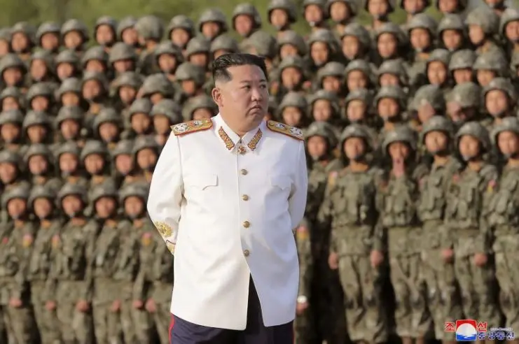 Kim Jong Un kërkon që ushtria e Koresë së Veriut të bëhet më e fuqishmja në botë