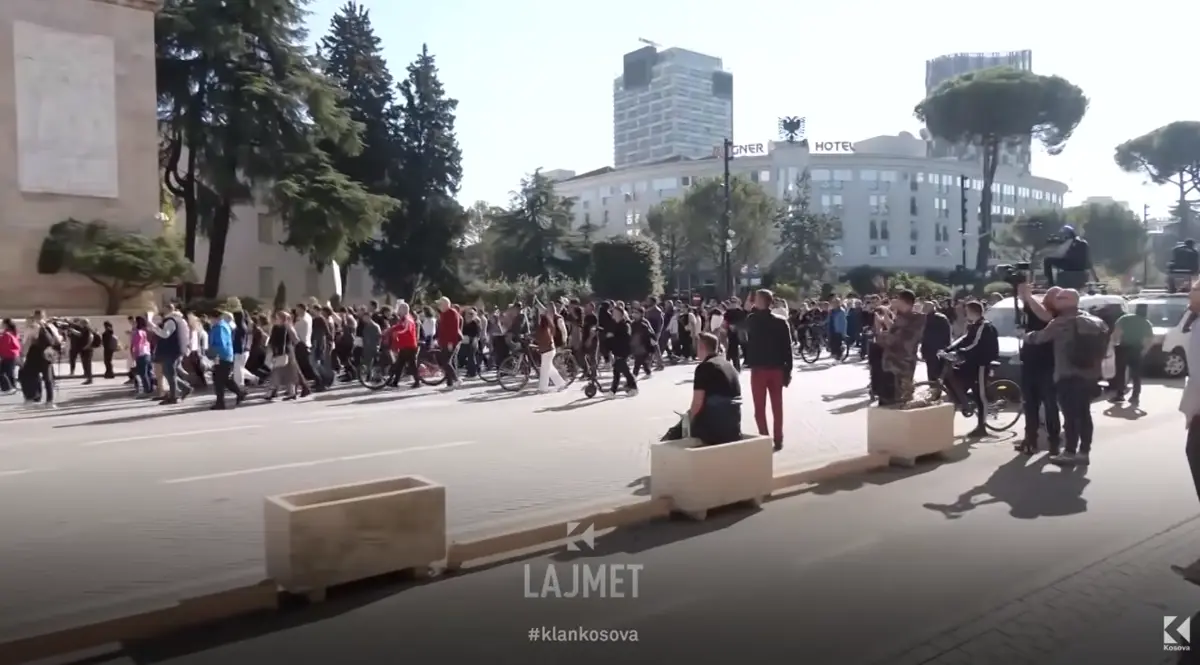 Dhunë në Tiranë: Berisha e Malltezi “rrëmbejnë” protestën (VIDEO)