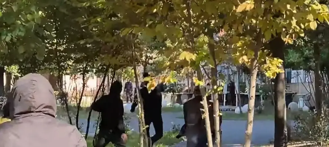 Protestuesit thyejnë xhamat e selisë së PS-së, Policia përgjigjet me gaz lotsjellës e ujë