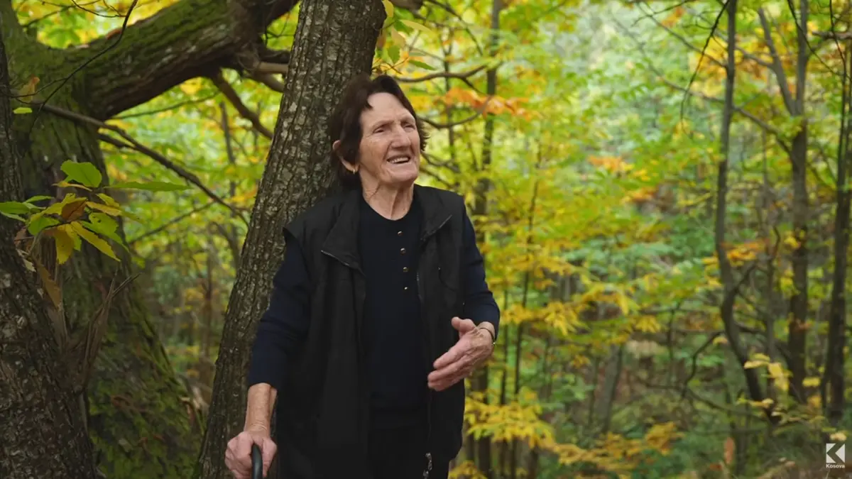 84 vjeçarja nga Deçani: Jeta e vështirë në male, mbledhja e gështenjave dhe historia e martesës (VIDEO)
