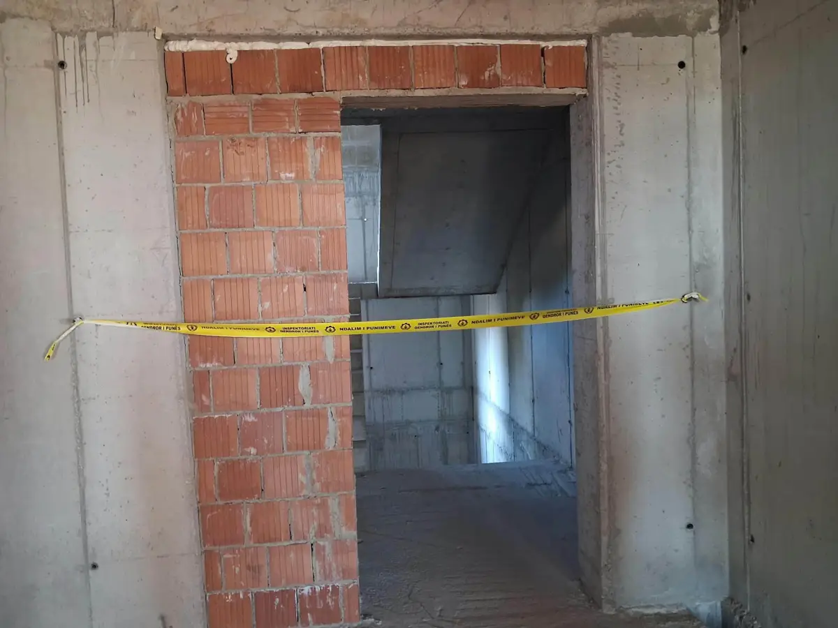 Ndalohen përkohësisht punimet në një objekt ndërtimi në Ferizaj