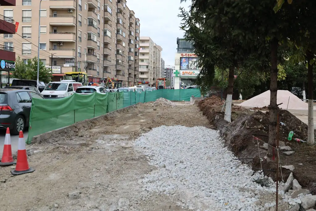 Rruga “Hajrullah Zymi” në Fushë-Kosovë po bëhet me tri korsi