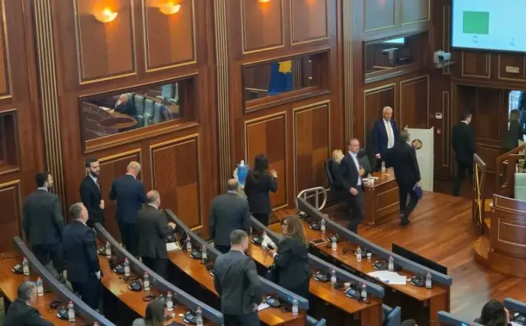 PDK-ja e LDK-ja lëshojnë sallën gjatë votimit të dy anëtarëve të Bordit të BQK-së