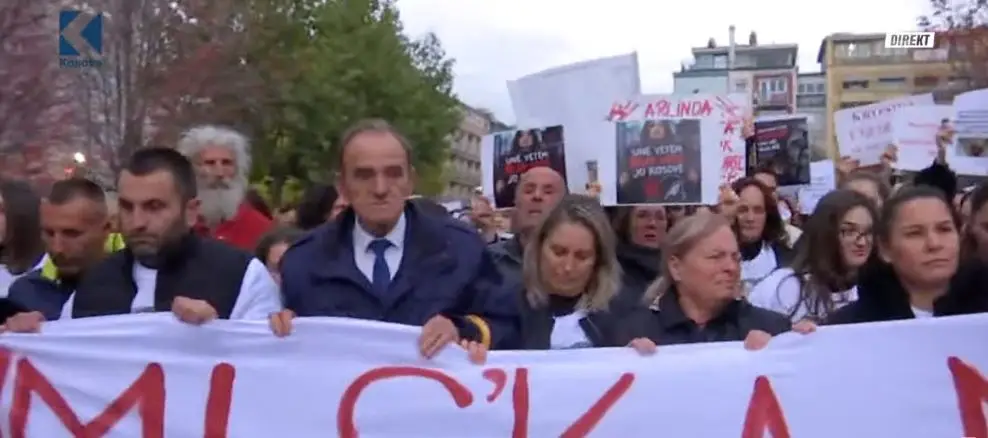 Protestuesit vendosin letra me emrat e grave të vrara në Kosovë