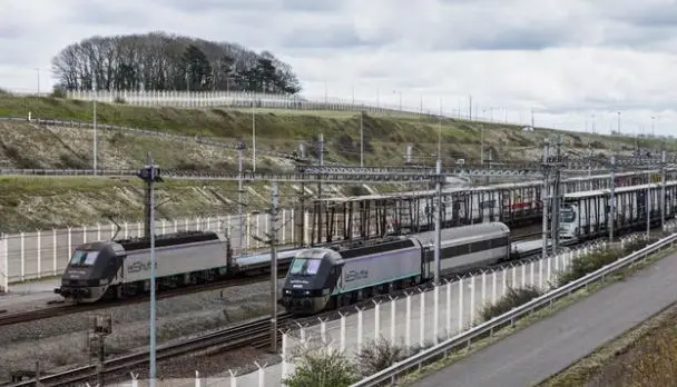 19 të lënduar pasi një minibus u përplas me një tren në terminalin francez