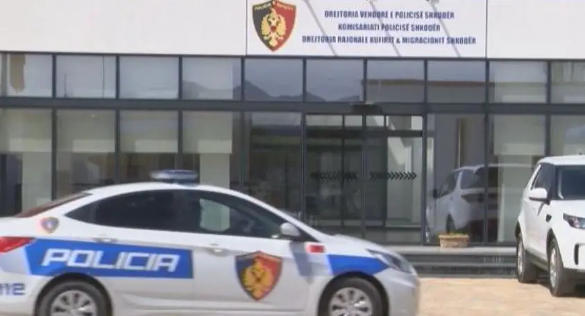 Shqipëri: Dhunoi bashkëshorten në prani të fëmijëve të mitur, arrestohet 47-vjeçari