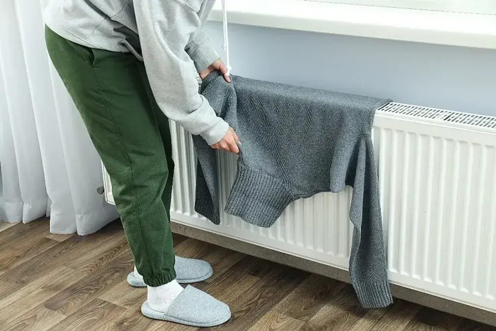 Si të thani rrobat më shpejt në një apartament në dimër pa shkaktuar lagështirë dhe myk