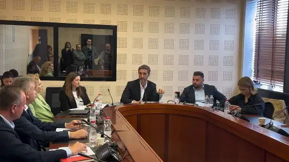 “Gjuhë dasmash”, “keni votuar kundër rritjes së pagave”, përplasje ndërmjet Ismailit e Mehollit