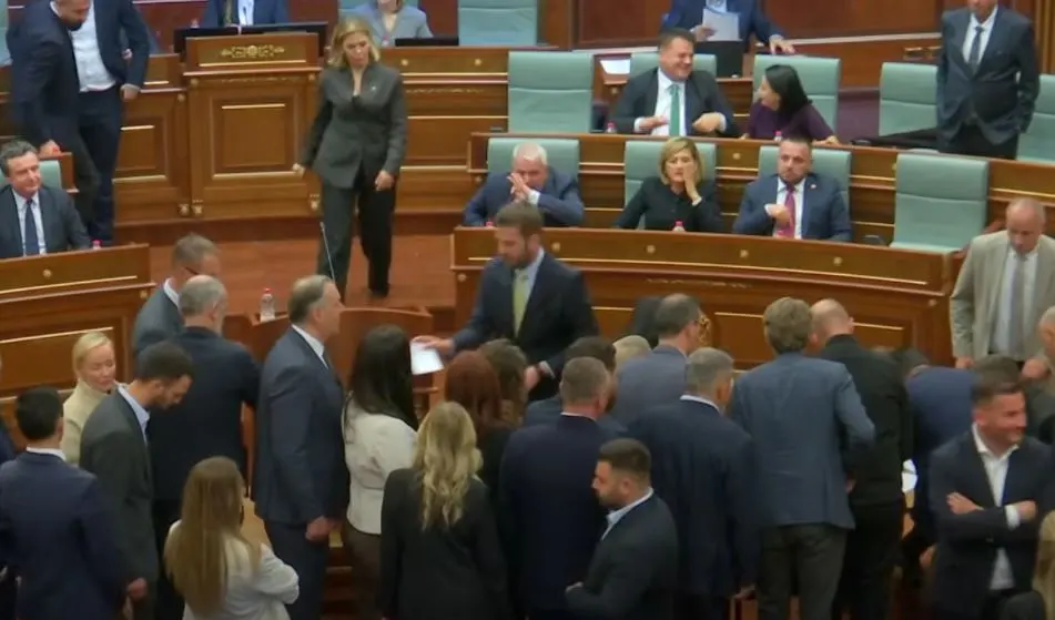 Zhbllokohen institucionet: Fundi i krizës, “topi” tash te deputetët (VIDEO)