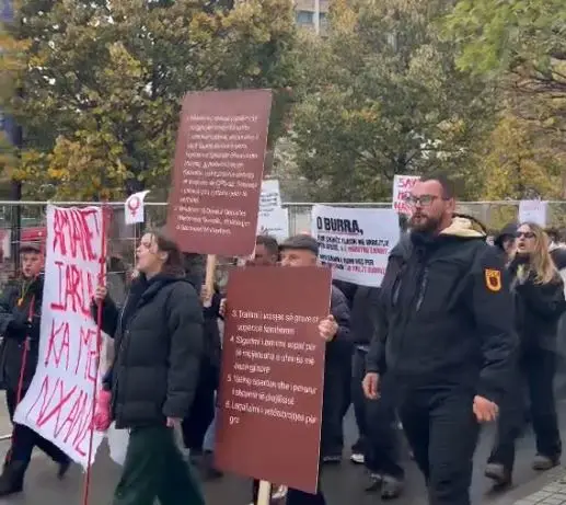 Nga sheshi “Zahir Pajaziti”, protestuesit nisen drejt Ministrisë së Drejtësisë