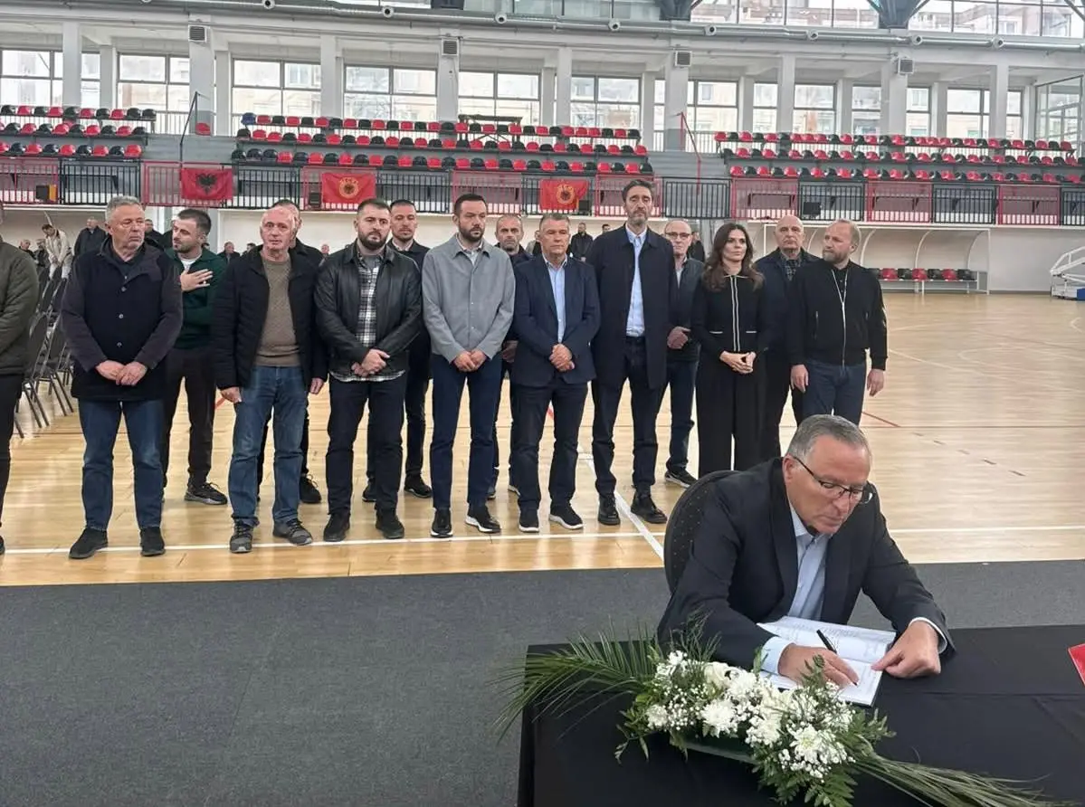 Hamza me bashkëpartiakë viziton familjen e Idriz Rrecajt, nderojnë veprën e heroit