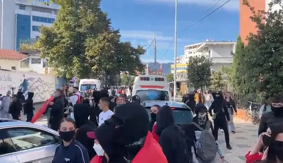 Protestuesit sulmojnë sërish godinën e PS-së në Shkodër