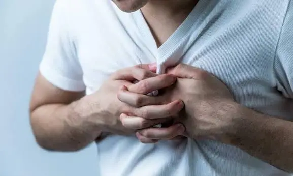 Kur dhimbja e gjoksit bëhet shqetësuese?